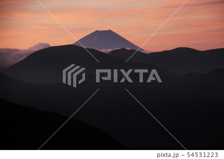南アルプス 白峰三山テント縦走 大門沢小屋テント場から 朝焼けに映える霊峰富士を望む 南アルプス 白峰三山テント縦走 大門沢小屋テント場から 朝焼けに映える霊峰富士を望む 54531223