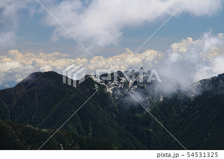 南アルプス 白峰三山テント縦走 農鳥岳山頂から 鳳凰三山を望む 南アルプス 白峰三山テント縦走 農鳥岳山頂から 鳳凰三山を望む 54531325