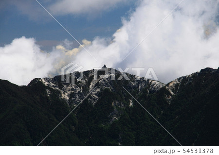 南アルプス 白峰三山テント縦走 農鳥岳山頂から 鳳凰三山を望む 南アルプス 白峰三山テント縦走 農鳥岳山頂から 鳳凰三山を望む 54531378