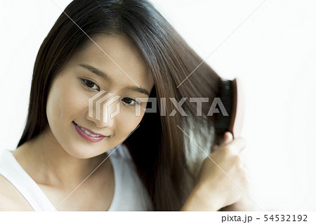若い女性 ヘアケア 若い女性 ヘアケア 54532192