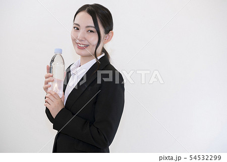 水　ペットボトル　女性　スーツ　ビジネス 54532299