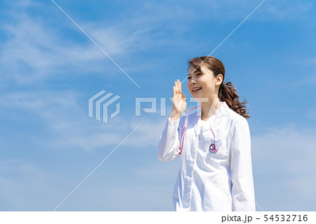 若い女性、空、白衣 若い女性、空、白衣 54532716