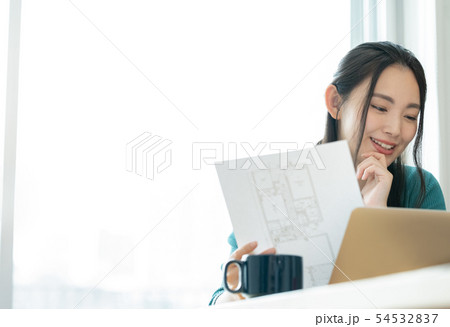 図面を見る女性 54532837