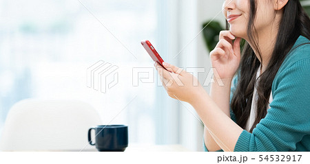 スマホを見る若い女性 54532917