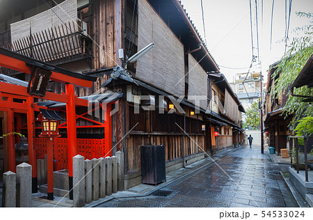 有楽稲荷大明神と打ち水をした祇園の路地 有楽稲荷大明神と打ち水をした祇園の路地 54533024