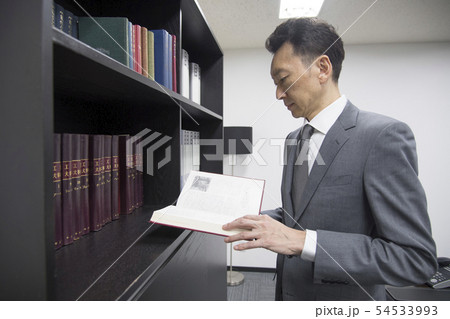 書籍を読む中年ビジネスマン 54533993