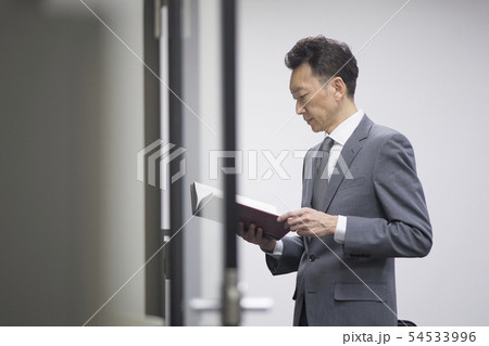 書籍を読む中年ビジネスマン 書籍を読む中年ビジネスマン 54533996