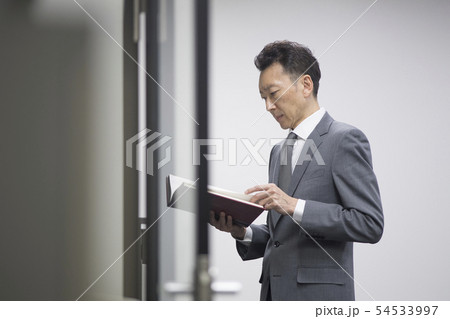 書籍を読む中年ビジネスマン 書籍を読む中年ビジネスマン 54533997
