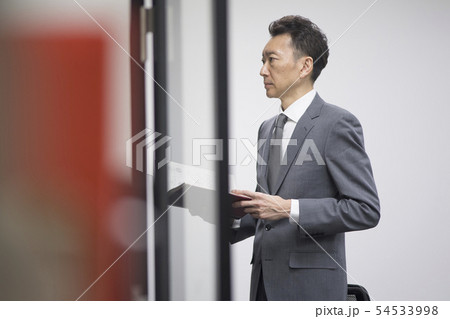 書籍を読む中年ビジネスマン 54533998