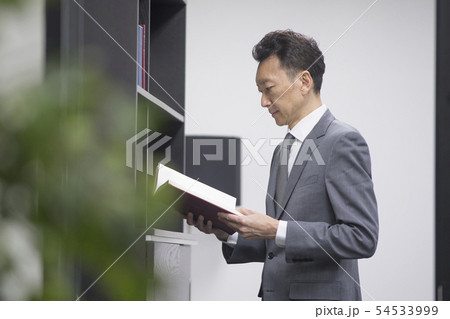 書籍を読む中年ビジネスマン 54533999