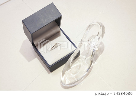 輝くガラスの靴とエンゲージリングの画像 54534036