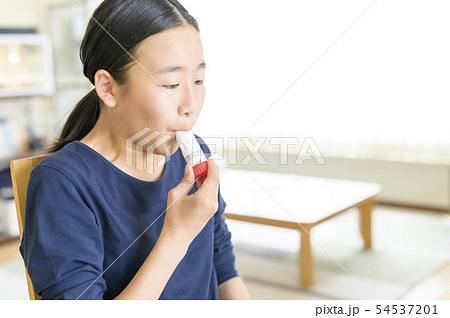 喘息イメージ（吸入器を使う子ども） 54537201
