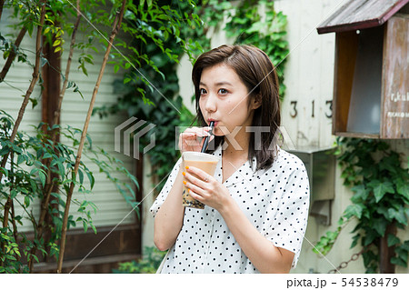 タピオカドリンクを飲む若い女性の写真素材