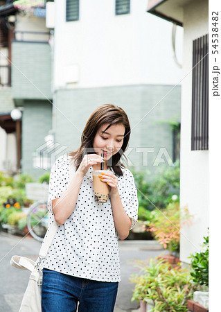タピオカドリンクを飲む若い女性 54538482