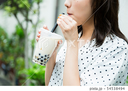 タピオカドリンクを飲む女性　手元 54538494