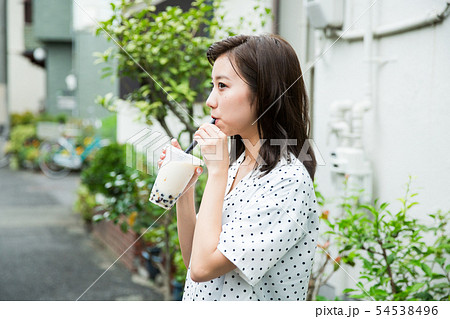 タピオカドリンクを飲む若い女性 54538496