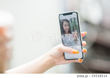 タピオカドリンクと自撮り　スマホ画面 54538514