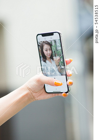 タピオカドリンクと自撮り　スマホ画面 54538515