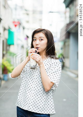 タピオカドリンクを飲む若い女性 54538524