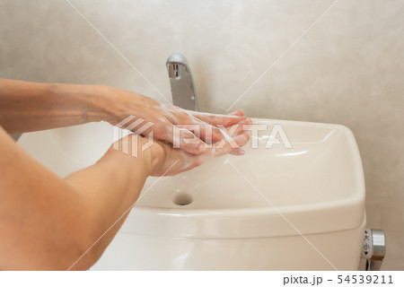 トイレでの手洗い トイレでの手洗い 54539211
