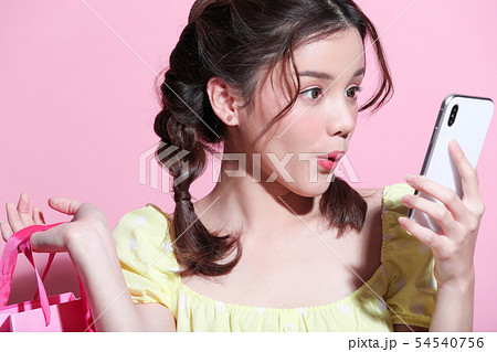 女性　ショッピング 54540756