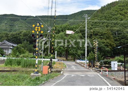 のどかな風景 山へ続く道と踏切 のどかな風景 山へ続く道と踏切 54542041