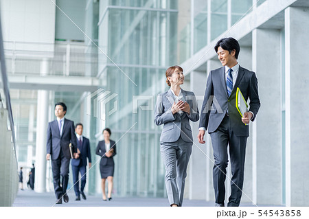 ビジネスイメージ　男性社員　女性社員　 54543858