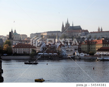 ヴルタヴァ川対岸よりプラハ城をのぞむ 54544381