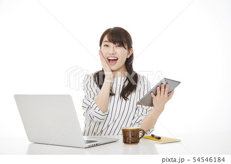女性　パソコン 54546184