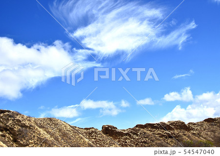 オアフ島のダイヤモンドヘッドの青空と白い雲 オアフ島のダイヤモンドヘッドの青空と白い雲 54547040