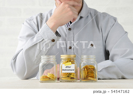 退職後の資金の準備をする男性 54547162
