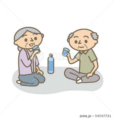 夏　熱中症　水を飲む老夫婦 54547731