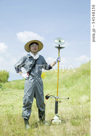 草刈り、除草イメージ 草刈りをする男性 草刈り、除草イメージ 草刈りをする男性 54548156