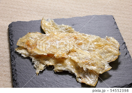 スレートプレートにのせられたおつまみ、焼かわはぎ。 スレートプレートにのせられたおつまみ、焼かわはぎ。 54552398