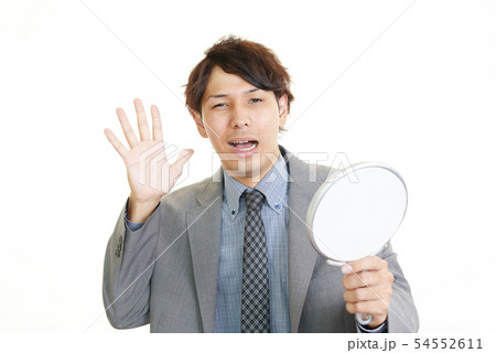 手鏡を持つ男性 手鏡を持つ男性 54552611