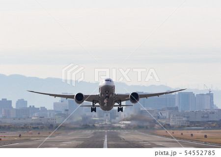 飛行機の離陸 -大阪国際空港- 飛行機の離陸 -大阪国際空港- 54552785