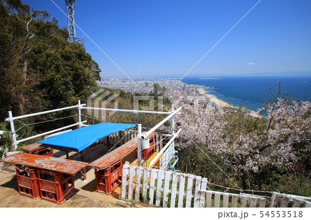新緑香る須磨アルプスの旗振山山頂の旗振茶屋展望台より大阪湾と須磨海岸を眺望 54553518