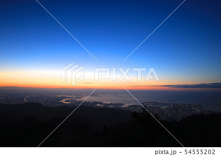 六甲山・六甲ガーデンテラスより朝焼け染まる大阪湾、遠景に生駒山山系/瀬戸内海国立公園 54555202