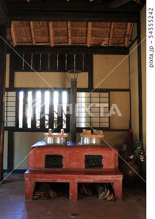 丹波篠山、薬師山庭園・お菓子の里丹波にあるレトロな茅葺き屋根民家内のかまど 54555242
