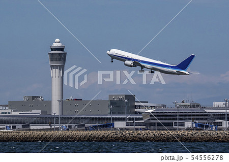 セントレアを離陸する旅客機 54556278