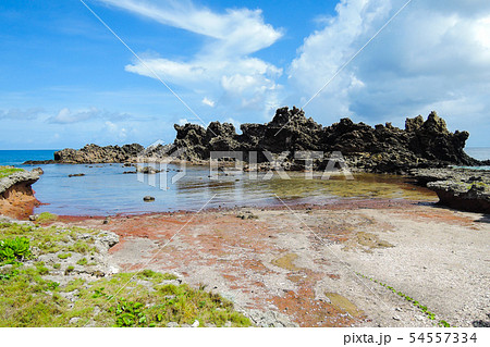 ミーフガー横の岩壁　久米島（沖縄県）の観光名所や絶景ポイント 54557334