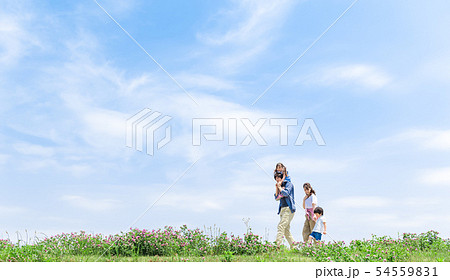 家族、青空、肩車、旅行 54559831