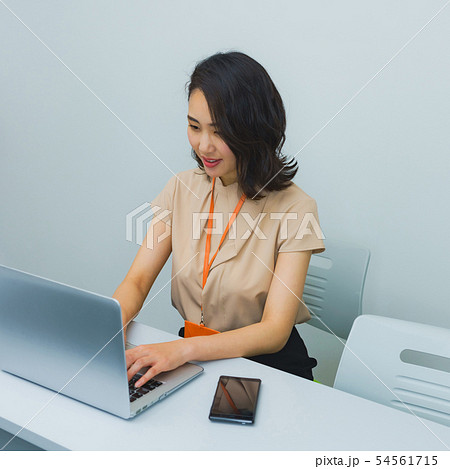 [ビューティーイメージ]　美容クリニックのコンシェルジュが客の要望を聞いてカルテを作成しているシーン 54561715