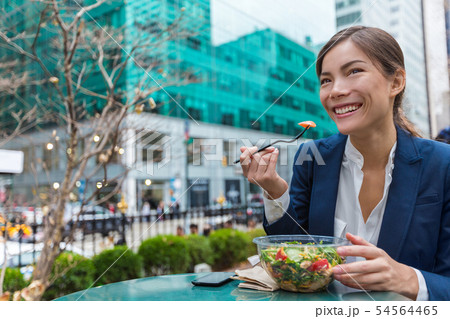 Business woman eating salad on lunch break in City Park 54564465
