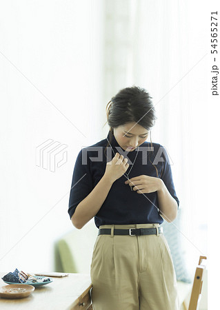 若い女性 54565271