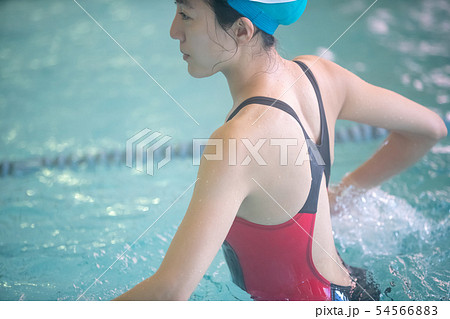 In the pool 54566883