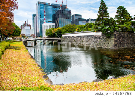 東京 皇居 紅葉に囲まれる平川門と平川濠 東京 皇居 紅葉に囲まれる平川門と平川濠 54567768