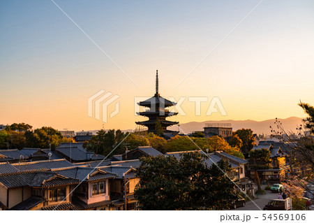 《京都府》古都の夕暮れ・五重の塔 54569106