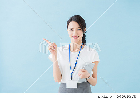 働く女性（青背景　20代） 54569579
