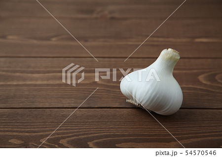 木のテーブルにのせた 生のニンニク ガーリック 54570546